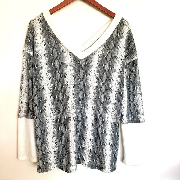 143 Story By Line Up Gray Snakeskin Sweatshirt Size Large - Picture 1 of 11